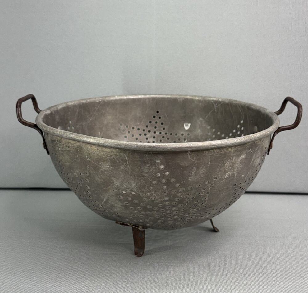 Vtg 7 Star Pattern Rustic 3 Leg Farmhouse 9'' Footed Colander Strainer Aluminum